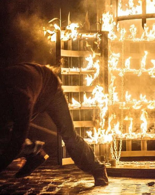 Ηθελε να κάνει τον Χουντίνι και παραλίγο να πεθάνει -Τον έθαψαν δεμένο με χειροπέδες [εικόνα] | iefimerida.gr 7