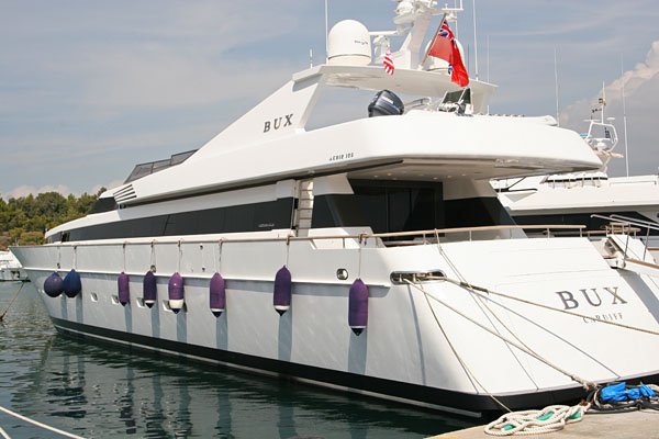 Κάηκε η 40μετρη θαλαμηγός του Σωκράτη Κόκκαλη -Ενα πλωτό παλάτι στη μαρίνα του Αγίου Κοσμά [εικόνες]  | iefimerida.gr 4