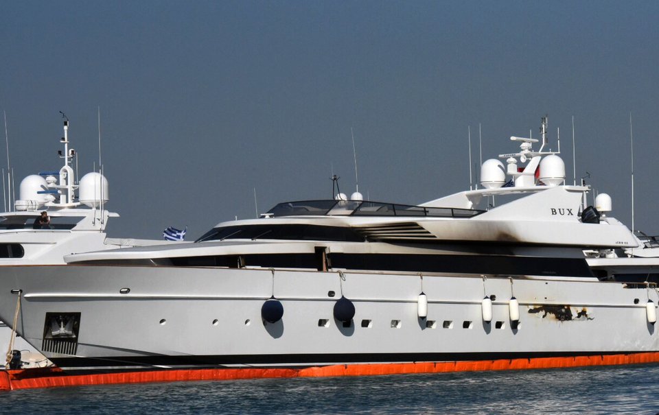 Κάηκε η 40μετρη θαλαμηγός του Σωκράτη Κόκκαλη -Ενα πλωτό παλάτι στη μαρίνα του Αγίου Κοσμά [εικόνες]  | iefimerida.gr 1