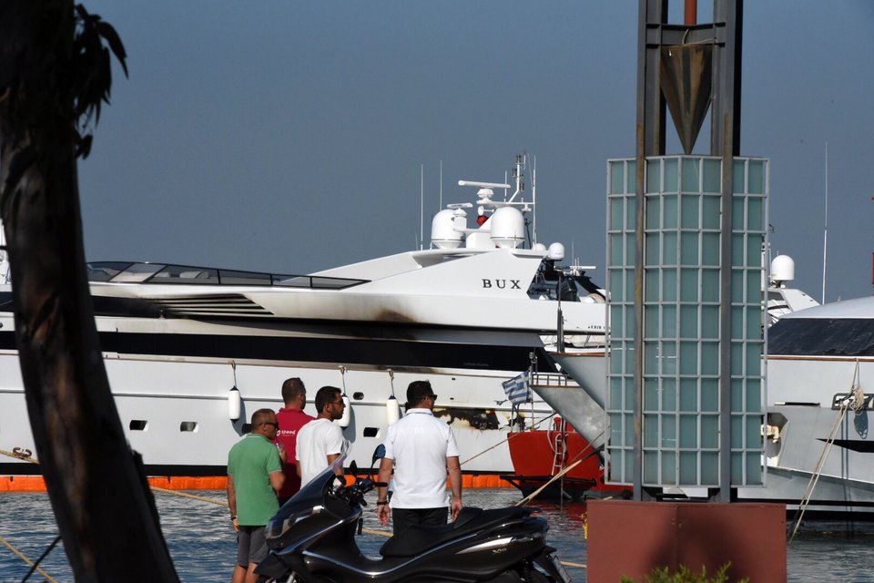 Κάηκε η 40μετρη θαλαμηγός του Σωκράτη Κόκκαλη -Ενα πλωτό παλάτι στη μαρίνα του Αγίου Κοσμά [εικόνες]  | iefimerida.gr 2