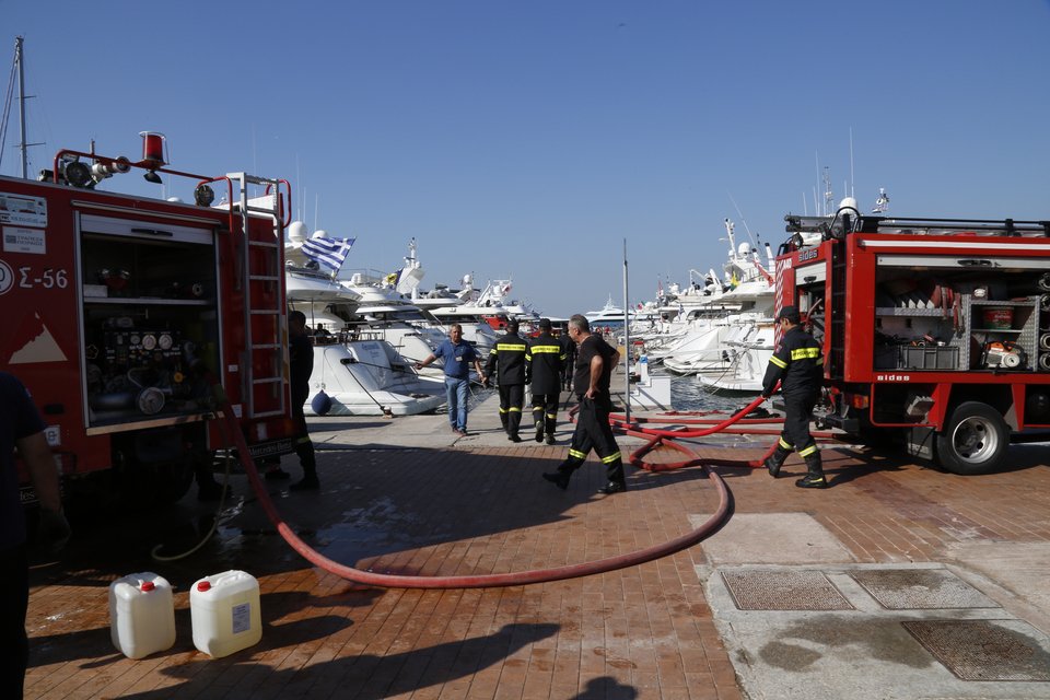 Κάηκε η 40μετρη θαλαμηγός του Σωκράτη Κόκκαλη -Ενα πλωτό παλάτι στη μαρίνα του Αγίου Κοσμά [εικόνες]  | iefimerida.gr 3