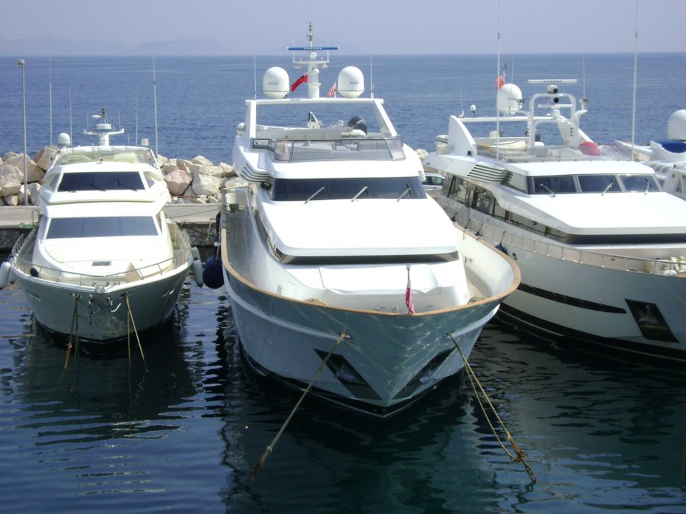 Κάηκε η 40μετρη θαλαμηγός του Σωκράτη Κόκκαλη -Ενα πλωτό παλάτι στη μαρίνα του Αγίου Κοσμά [εικόνες]  | iefimerida.gr 5