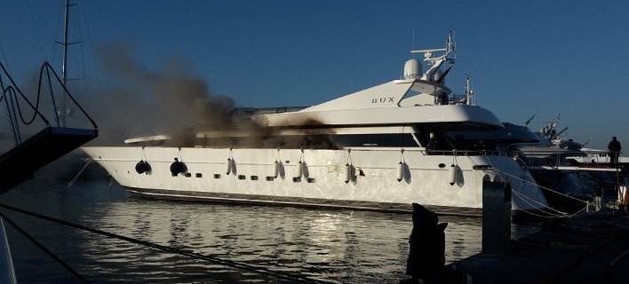 Κάηκε η 40μετρη θαλαμηγός του Σωκράτη Κόκκαλη -Ενα πλωτό παλάτι στη μαρίνα του Αγίου Κοσμά [εικόνες]  | iefimerida.gr 0