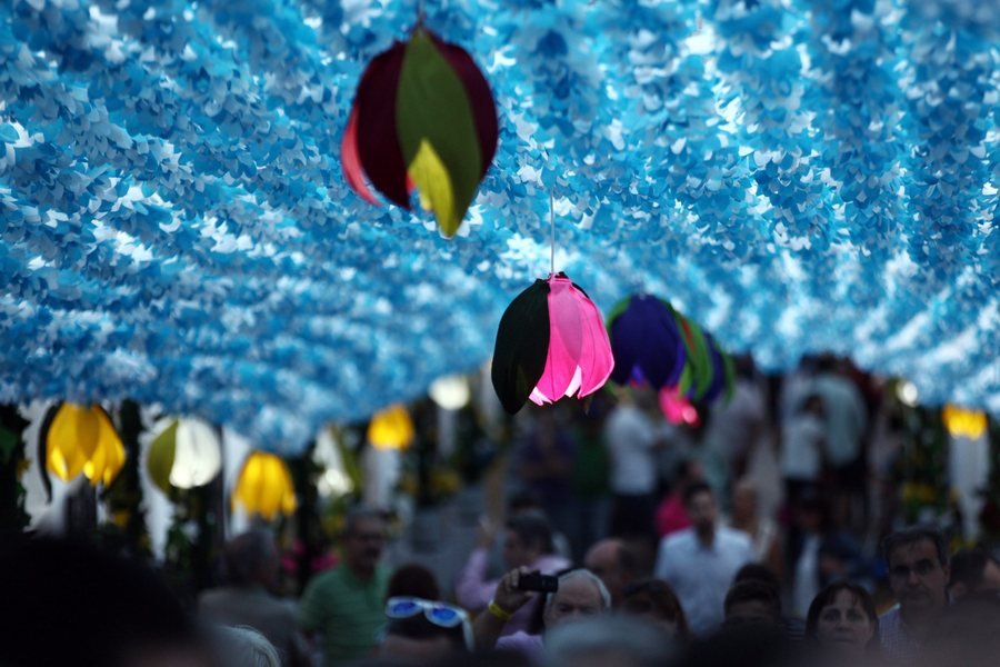 Πορτογαλία: Η εντυπωσιακή γιορτή που στολίζει τον ουρανό μίας ολόκληρης πόλης με λουλούδια [εικόνες] | iefimerida.gr 4