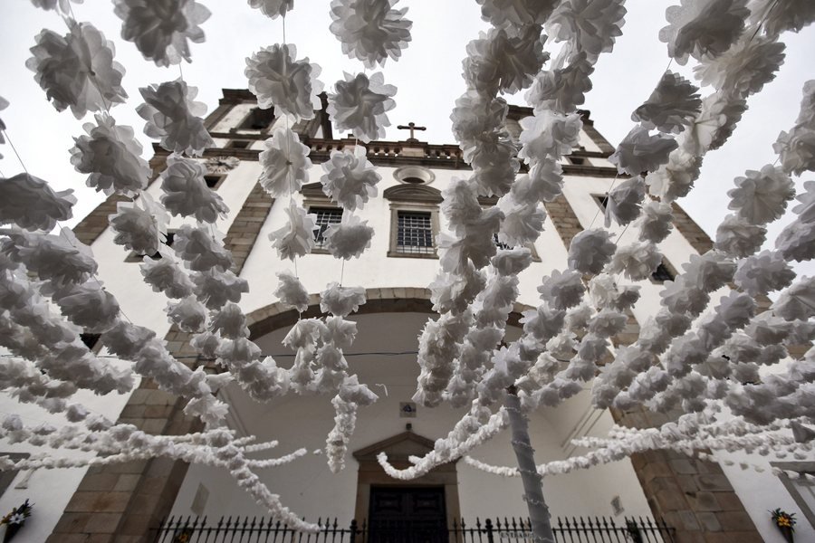 Πορτογαλία: Η εντυπωσιακή γιορτή που στολίζει τον ουρανό μίας ολόκληρης πόλης με λουλούδια [εικόνες] | iefimerida.gr 0