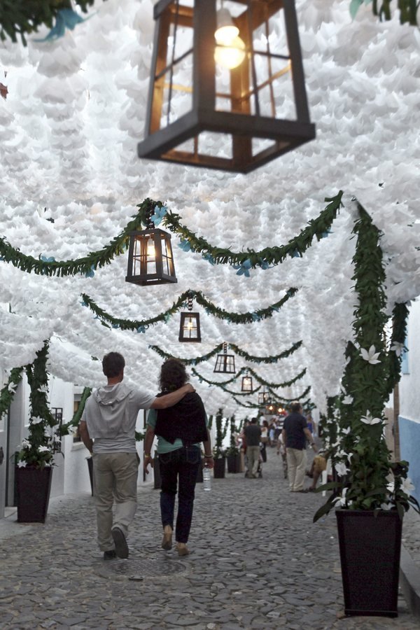 Πορτογαλία: Η εντυπωσιακή γιορτή που στολίζει τον ουρανό μίας ολόκληρης πόλης με λουλούδια [εικόνες] | iefimerida.gr 2