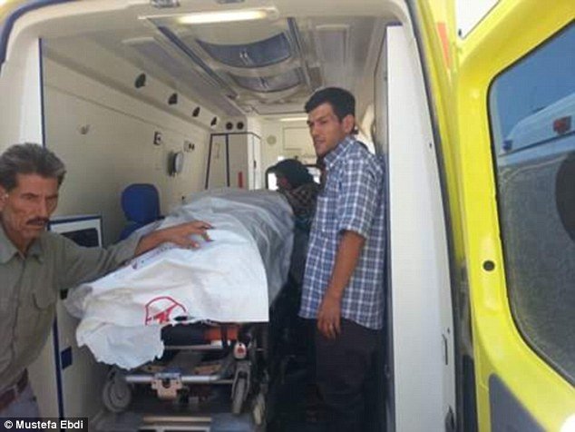 Τελευταία πράξη του δράματος: Κηδεύτηκαν μαζί με τη μητέρα τους τα δύο άτυχα προσφυγόπουλα [εικόνες] | iefimerida.gr 3