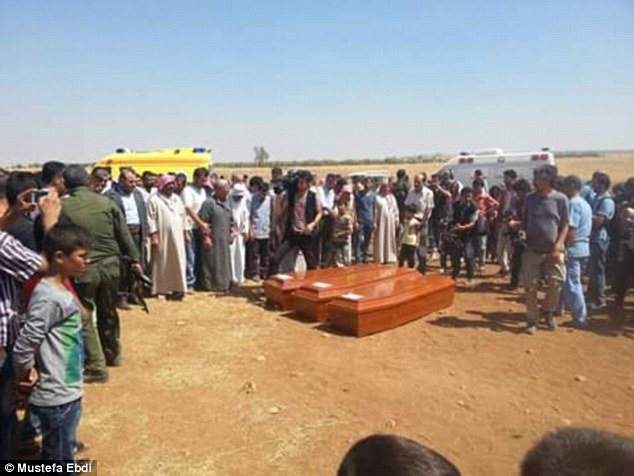 Τελευταία πράξη του δράματος: Κηδεύτηκαν μαζί με τη μητέρα τους τα δύο άτυχα προσφυγόπουλα [εικόνες] | iefimerida.gr 4