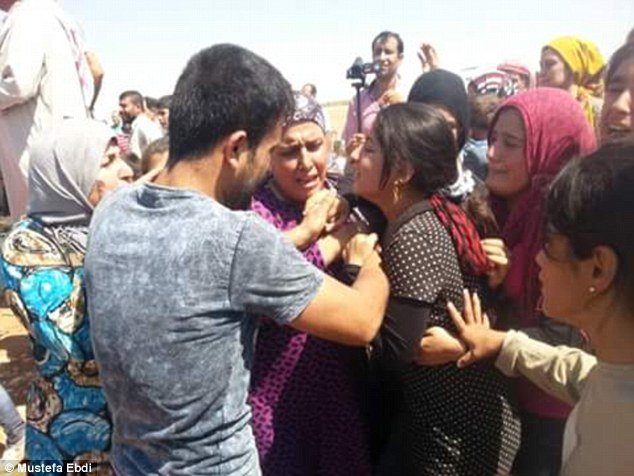 Τελευταία πράξη του δράματος: Κηδεύτηκαν μαζί με τη μητέρα τους τα δύο άτυχα προσφυγόπουλα [εικόνες] | iefimerida.gr 5