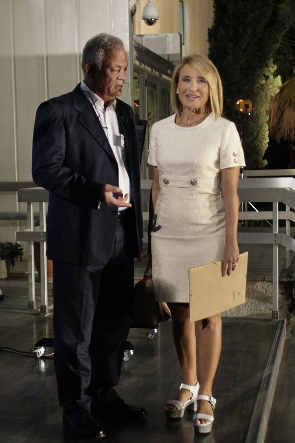 2ο ντιμπέιτ: Πολύ κομψές οι γυναίκες δημοσιογράφοι -Εντυπωσιακά σύνολα και χρώματα [εικόνες] | iefimerida.gr 3