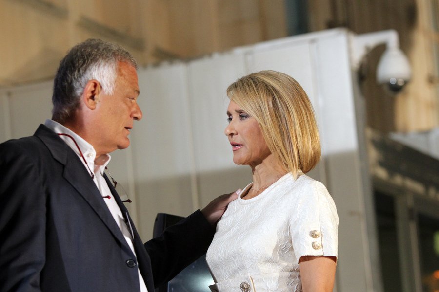 2ο ντιμπέιτ: Πολύ κομψές οι γυναίκες δημοσιογράφοι -Εντυπωσιακά σύνολα και χρώματα [εικόνες] | iefimerida.gr 4