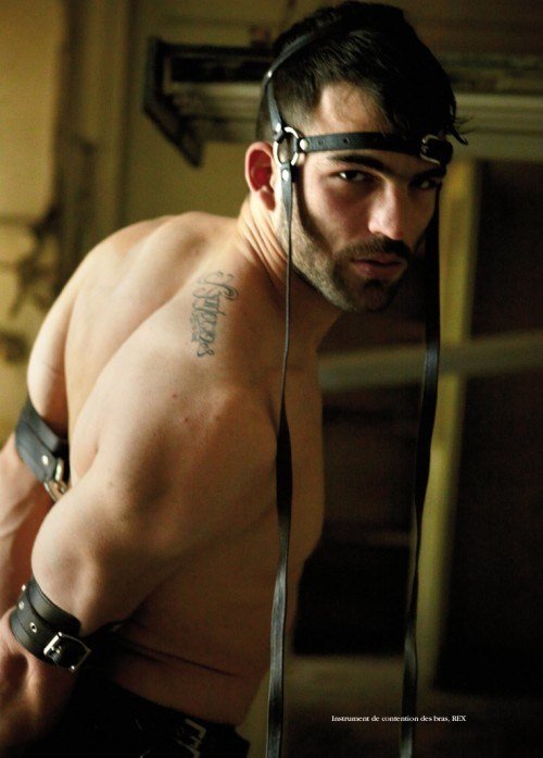 Ο Δημήτρης Αλεξάνδρου με δερμάτινο στρινγκ, προκαλεί [εικόνες] | iefimerida.gr 3