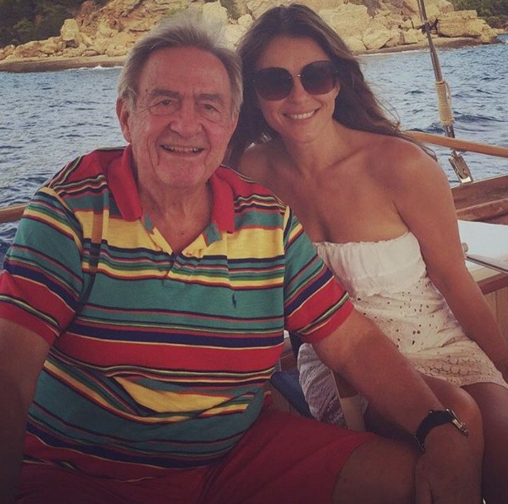 Η Ελίζαμπεθ Χάρλεϊ αγκαλιά με τον Κωνσταντίνο Γλίξμπουργκ -Κρουαζιέρα στα ελληνικά νησιά [εικόνες] | iefimerida.gr 0