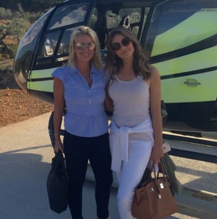 Η Ελίζαμπεθ Χάρλεϊ αγκαλιά με τον Κωνσταντίνο Γλίξμπουργκ -Κρουαζιέρα στα ελληνικά νησιά [εικόνες] | iefimerida.gr 2