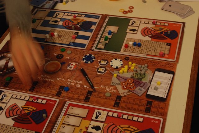 Δύο Γερμανοί έφτιαξαν σε... επιτραπέζιο παιχνίδι την ελληνική κρίση -Πώς παίζεται [εικόνες] | iefimerida.gr 1