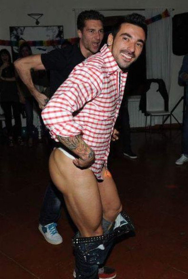 Μοντέλο διέσυρε διάσημο ποδοσφαιριστή - Δημοσίευσε φωτογραφίες του με στρινγκ [εικόνες] | iefimerida.gr 1