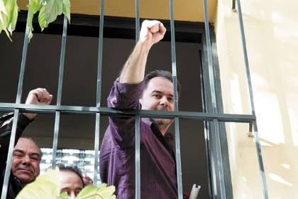 Ο Φωτόπουλος της ΓΕΝΟΠ φωτογραφίζεται με τον Καλφαγιάννη της ΠΟΣΠΕΡΤ στο ΑΤ Κυψέλης [εικόνα] | iefimerida.gr 1