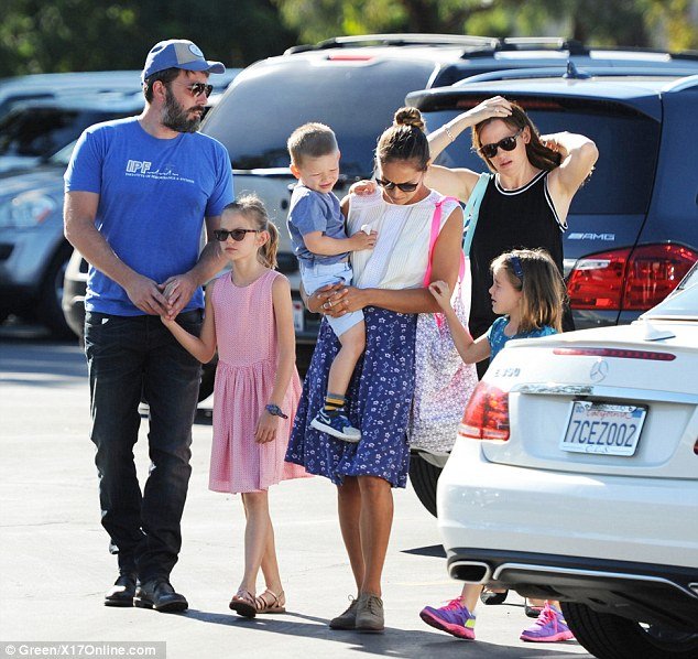 Μπεν Αφλεκ: Η νέα όμορφη νταντά και τα νεύρα της Τζένιφερ Γκάρνερ [εικόνες]  | iefimerida.gr 0