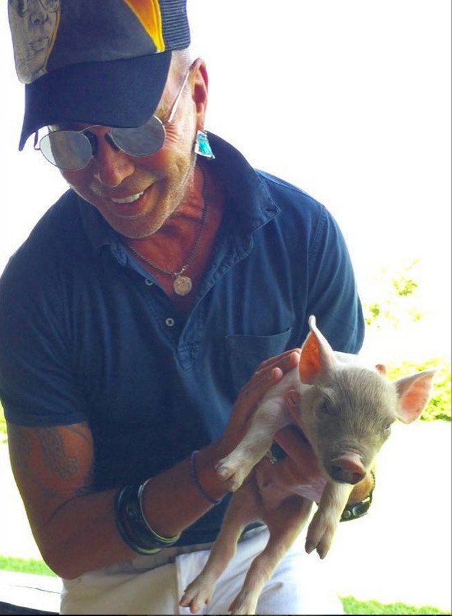 Δαιμόνιος Λάκης Γαβαλάς: Εφτιαξε αμπέλι έξω από το ντιζαϊνάτο κτίριο της Κάντζας [εικόνες] | iefimerida.gr 1