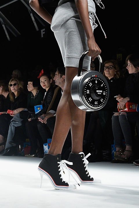 Φθηνά αντικείμενα μετατρέπονται σε πανάκριβες τσάντες - Πινακίδες, αρκουδάκια και αναψυκτικά [εικόνες] | iefimerida.gr 6