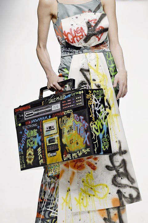 Φθηνά αντικείμενα μετατρέπονται σε πανάκριβες τσάντες - Πινακίδες, αρκουδάκια και αναψυκτικά [εικόνες] | iefimerida.gr 7