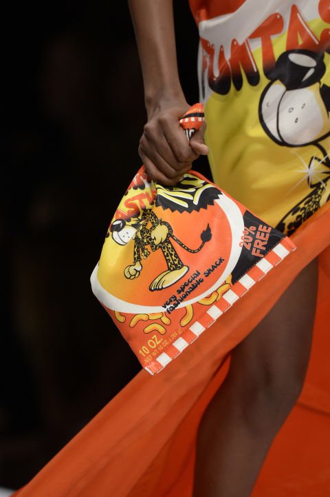 Φθηνά αντικείμενα μετατρέπονται σε πανάκριβες τσάντες - Πινακίδες, αρκουδάκια και αναψυκτικά [εικόνες] | iefimerida.gr 9