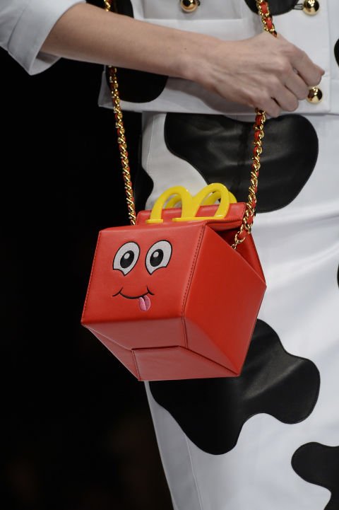 Φθηνά αντικείμενα μετατρέπονται σε πανάκριβες τσάντες - Πινακίδες, αρκουδάκια και αναψυκτικά [εικόνες] | iefimerida.gr 10