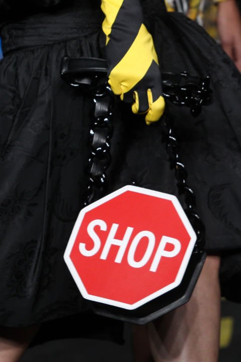 Φθηνά αντικείμενα μετατρέπονται σε πανάκριβες τσάντες - Πινακίδες, αρκουδάκια και αναψυκτικά [εικόνες] | iefimerida.gr 3