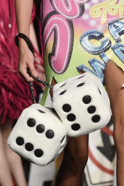 Φθηνά αντικείμενα μετατρέπονται σε πανάκριβες τσάντες - Πινακίδες, αρκουδάκια και αναψυκτικά [εικόνες] | iefimerida.gr 13