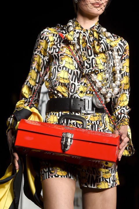 Φθηνά αντικείμενα μετατρέπονται σε πανάκριβες τσάντες - Πινακίδες, αρκουδάκια και αναψυκτικά [εικόνες] | iefimerida.gr 2