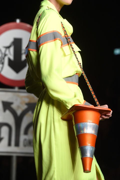 Φθηνά αντικείμενα μετατρέπονται σε πανάκριβες τσάντες - Πινακίδες, αρκουδάκια και αναψυκτικά [εικόνες] | iefimerida.gr 1