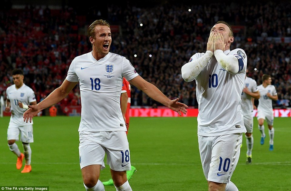 Δίπλα στον Ρούνεϊ ο μικρός γιος του Μπέκαμ - Στη βραδιά του ιστορικού ρεκόρ για την Αγγλία [εικόνες] | iefimerida.gr 1