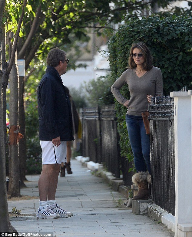 Χιού Γκραντ: Καμακώνει καλλονή μπροστά στα έκπληκτα μάτια της Ελίζαμπεθ Χάρλεϊ [εικόνες]  | iefimerida.gr 2