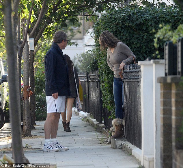 Χιού Γκραντ: Καμακώνει καλλονή μπροστά στα έκπληκτα μάτια της Ελίζαμπεθ Χάρλεϊ [εικόνες]  | iefimerida.gr 4