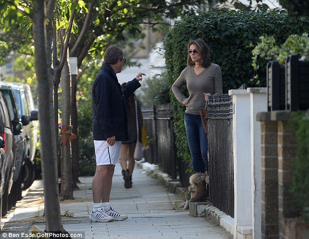 Χιού Γκραντ: Καμακώνει καλλονή μπροστά στα έκπληκτα μάτια της Ελίζαμπεθ Χάρλεϊ [εικόνες]  | iefimerida.gr 5