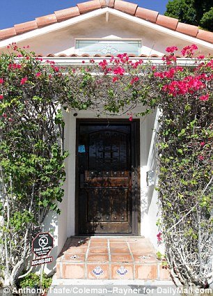 Γιατί αυτοκτόνησε η 28χρονη σύντροφος του Τζιμ Κάρεϊ [εικόνες] | iefimerida.gr 1