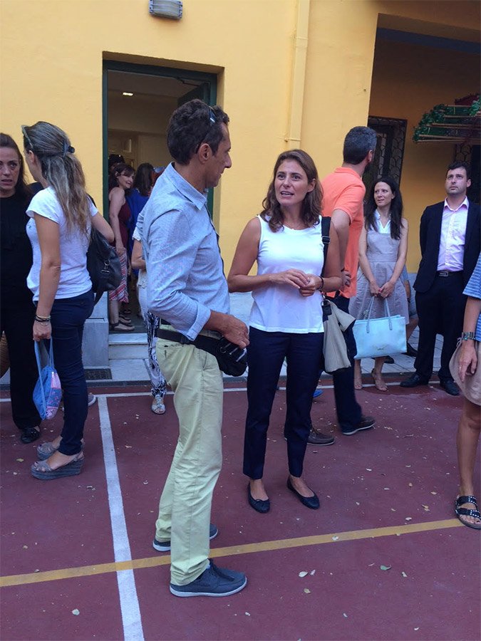 Πρώτη μέρα στο σχολείο: Η Περιστέρα πήγε τον Τσίπρα junior στη Σχολή Χιλλ στην Πλάκα [εικόνες] | iefimerida.gr 0