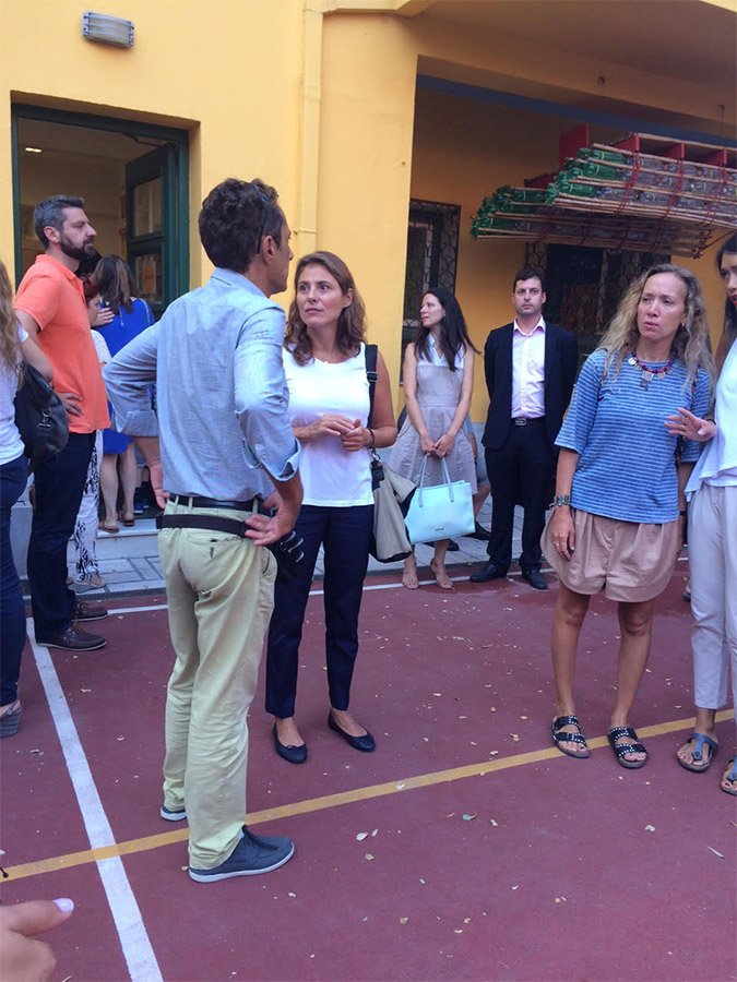 Πρώτη μέρα στο σχολείο: Η Περιστέρα πήγε τον Τσίπρα junior στη Σχολή Χιλλ στην Πλάκα [εικόνες] | iefimerida.gr 2