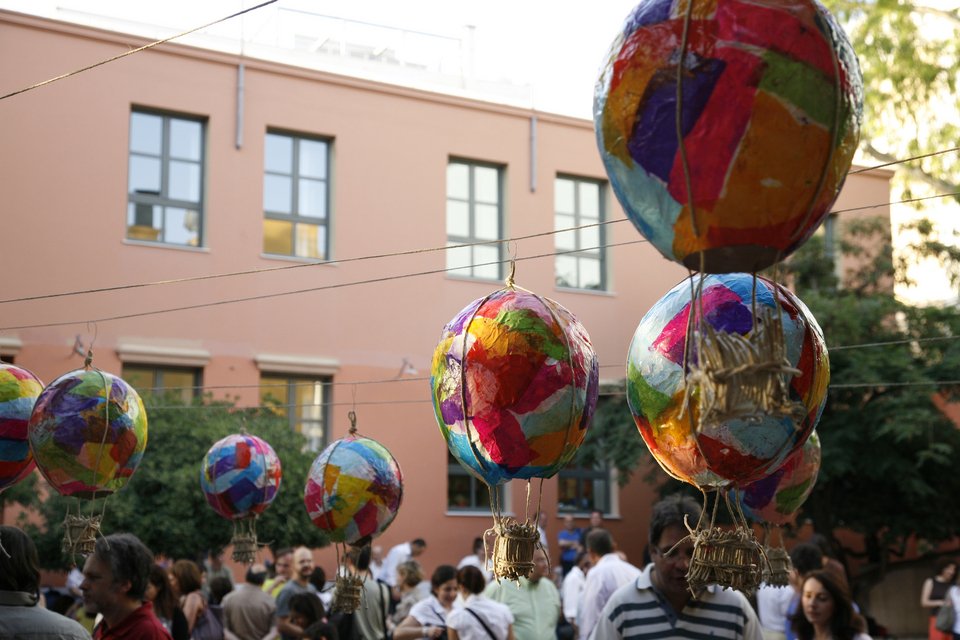 Πρώτη μέρα στο σχολείο: Η Περιστέρα πήγε τον Τσίπρα junior στη Σχολή Χιλλ στην Πλάκα [εικόνες] | iefimerida.gr 4