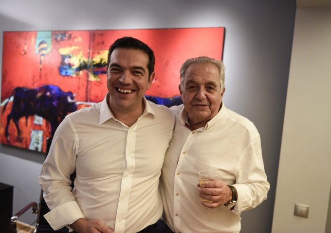 Με ουίσκι, φιστίκια και πολλά χαμόγελα γιόρτασε τη νίκη ο Τσίπρας [εικόνες] | iefimerida.gr 6