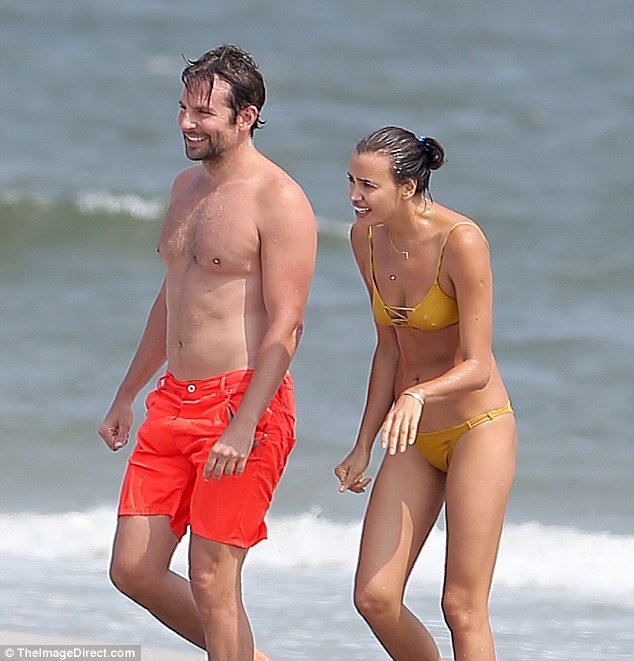 Η Ιρίνα Σάικ ξετρέλανε και την πεθερά - Με hot μπικίνι δίπλα στη μητέρα του Μπράντλεϊ Κούπερ [εικόνες] | iefimerida.gr 9