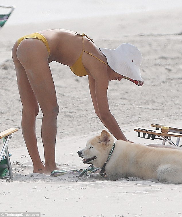 Η Ιρίνα Σάικ ξετρέλανε και την πεθερά - Με hot μπικίνι δίπλα στη μητέρα του Μπράντλεϊ Κούπερ [εικόνες] | iefimerida.gr 12