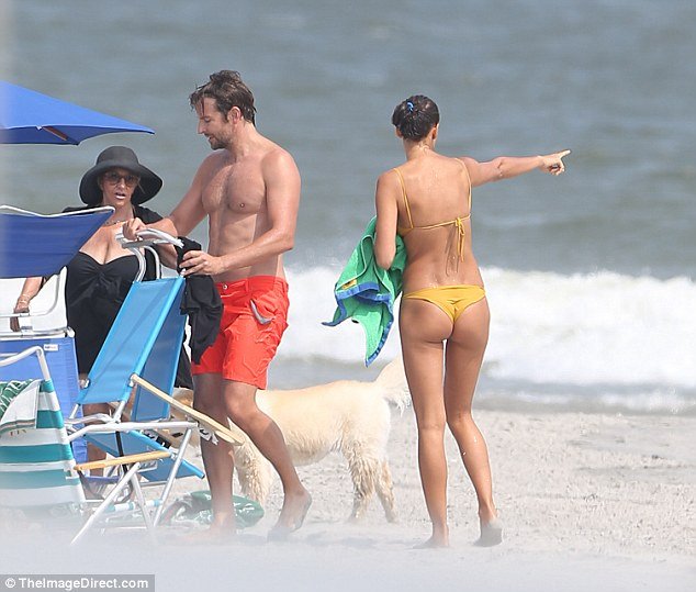 Η Ιρίνα Σάικ ξετρέλανε και την πεθερά - Με hot μπικίνι δίπλα στη μητέρα του Μπράντλεϊ Κούπερ [εικόνες] | iefimerida.gr 3