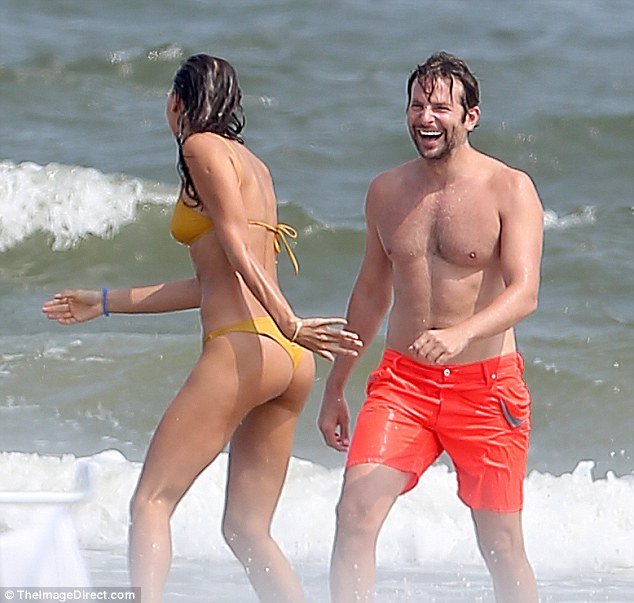 Η Ιρίνα Σάικ ξετρέλανε και την πεθερά - Με hot μπικίνι δίπλα στη μητέρα του Μπράντλεϊ Κούπερ [εικόνες] | iefimerida.gr 5