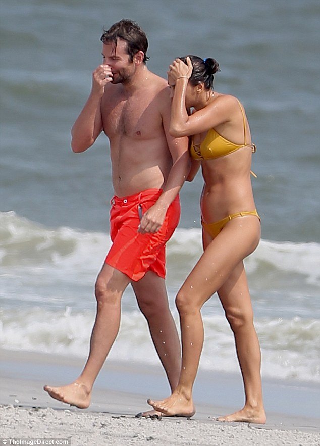 Η Ιρίνα Σάικ ξετρέλανε και την πεθερά - Με hot μπικίνι δίπλα στη μητέρα του Μπράντλεϊ Κούπερ [εικόνες] | iefimerida.gr 6