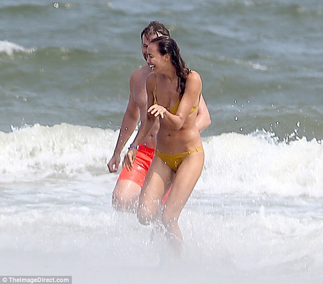 Η Ιρίνα Σάικ ξετρέλανε και την πεθερά - Με hot μπικίνι δίπλα στη μητέρα του Μπράντλεϊ Κούπερ [εικόνες] | iefimerida.gr 8