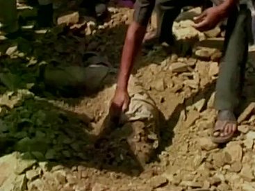 Φρικτός θάνατος: Ασφαλτόστρωσαν δρόμο πάνω από μεθυσμένο στην Ινδία [εικόνες&βίντεο]   | iefimerida.gr 1