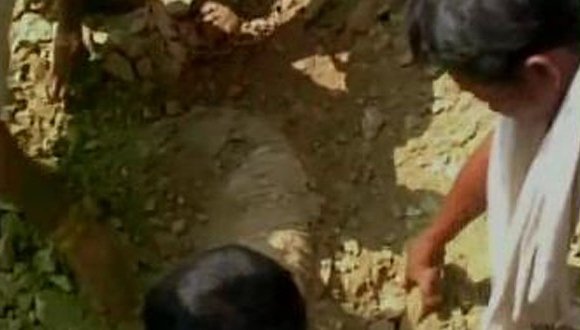 Φρικτός θάνατος: Ασφαλτόστρωσαν δρόμο πάνω από μεθυσμένο στην Ινδία [εικόνες&βίντεο]   | iefimerida.gr 2