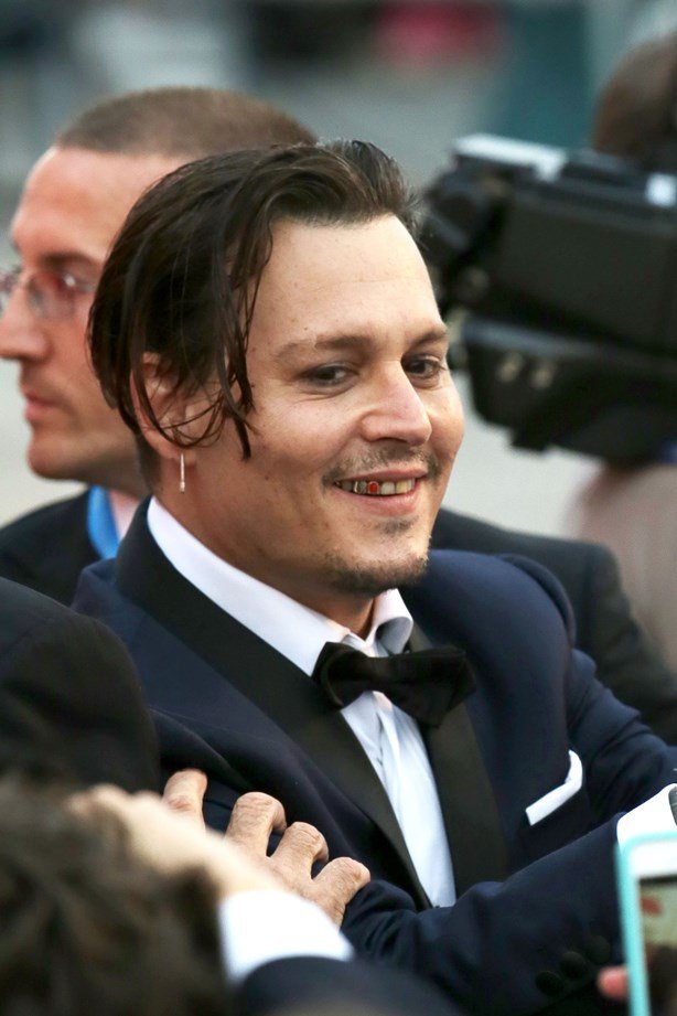 Κάτι τρέχει με τον Τζόνι Ντεπ -Πήγε σε γνωστό φεστιβάλ με χρυσά δόντια [εικόνες] | iefimerida.gr 1