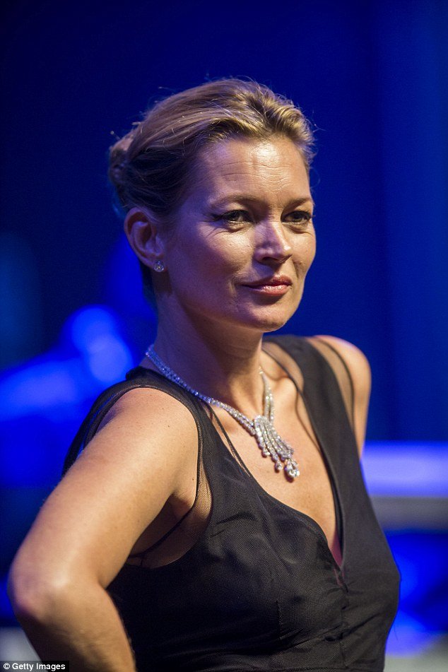 Κέιτ Μος: Πώς το τσιγάρο, τα ξενύχτια και ο ήλιος «έσπασαν» το πρόσωπό της - Καρέ καρέ οι αλλαγές [εικόνες] | iefimerida.gr 4